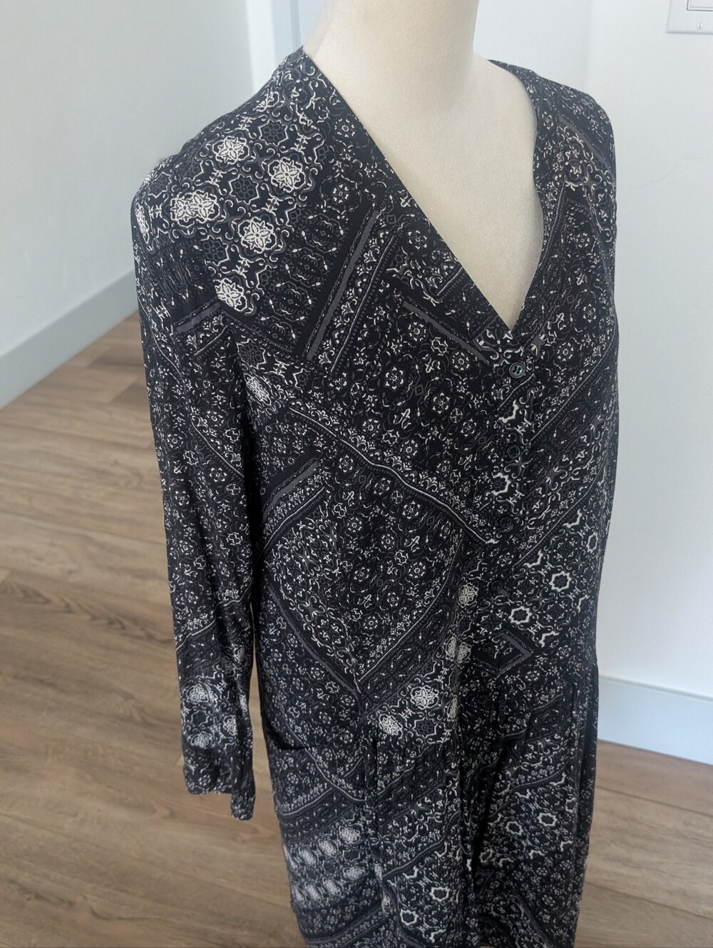 V-Neck Black & White Paisley Print Dress